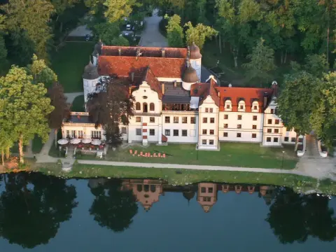 Zamek Rycerski Podewils w Krągu: Historia, luksus i atrakcje hotelowe
