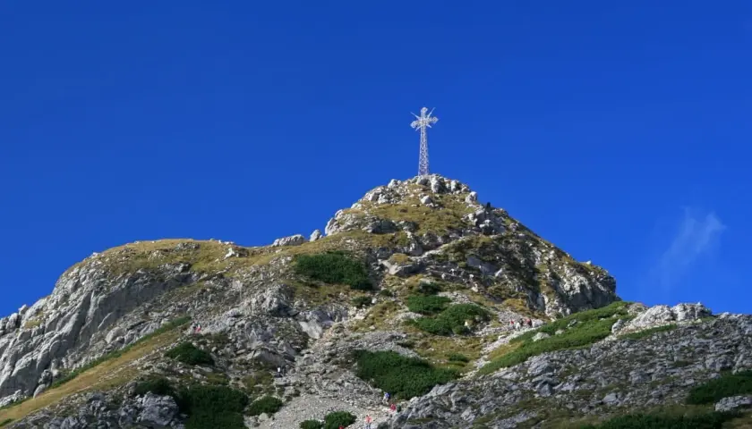 Ile ma krzyż na Giewoncie? Zaskakujące fakty o jego wysokości