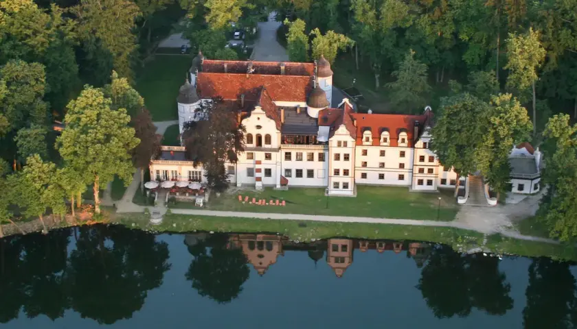 Zamek Rycerski Podewils w Krągu: Historia, luksus i atrakcje hotelowe