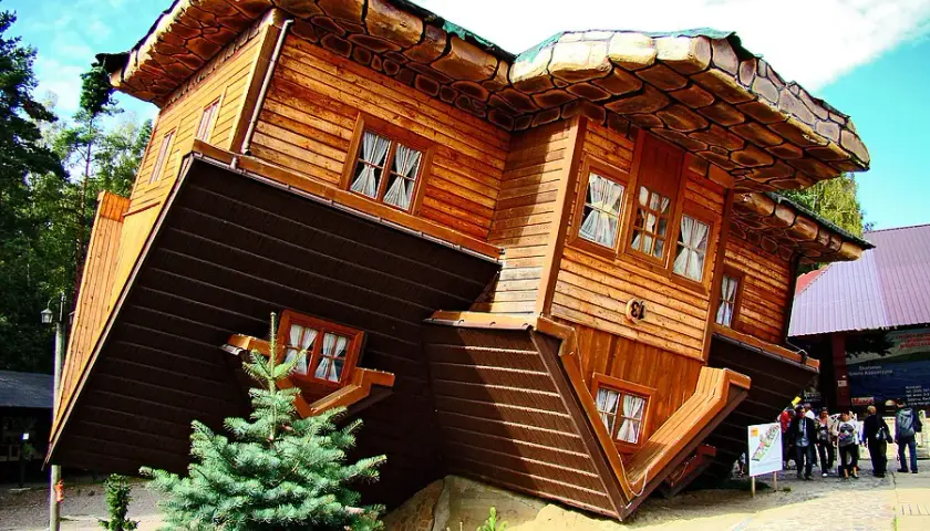 Gdzie jest dom do góry nogami? Odkryj jego lokalizację w Zakopanem