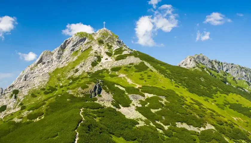 Jak dostać się na Giewont? Sprawdzone trasy i porady dla turystów
